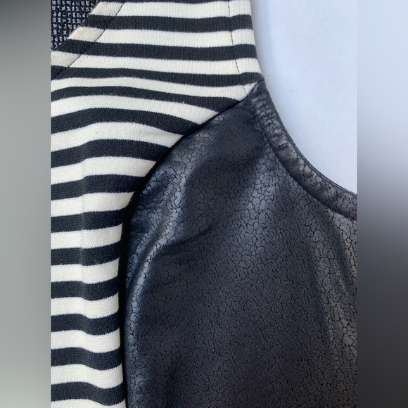 JESSICA SIMPSON Black & Beige White Striped Crop Top w/ Faux Leather Sides Small - Picture 3 of 5